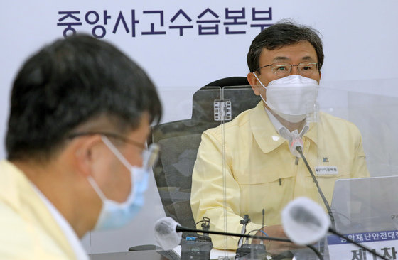 권덕철 보건복지부 장관이 12일 정부세종청사에서 열린 코로나19 중앙재난안전대책본부 회의에서 모두발언을 하고 있다. 2021.11.12/뉴스1 © News1