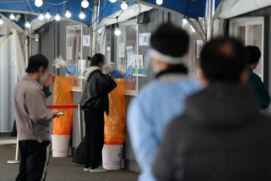 서울 중구 서울역광장에 마련된 신종 코로나바이러스 감염증(코로나19) 임시 선별검사소에서 검사가 진행되고 있다./뉴스1 © News1
