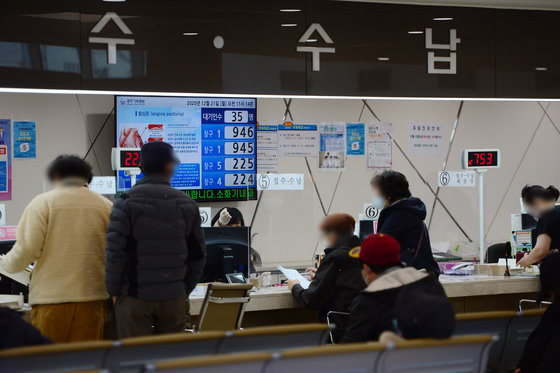 21일 오전 광주 남구 광주기독병원 본관 1층 업무창구에서 환자들이 진료 접수를 하기 위해 기다리고 있다…2020.12.21/뉴스1 © News1 정