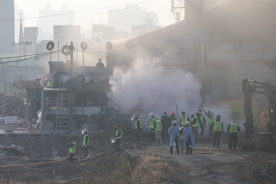 6차 명도집행이 이뤄진 15일 오전 사랑제일교회 앞에서 교인들이 집행인력과 대치하고 있다. 2021.11.15/뉴스1 © News1