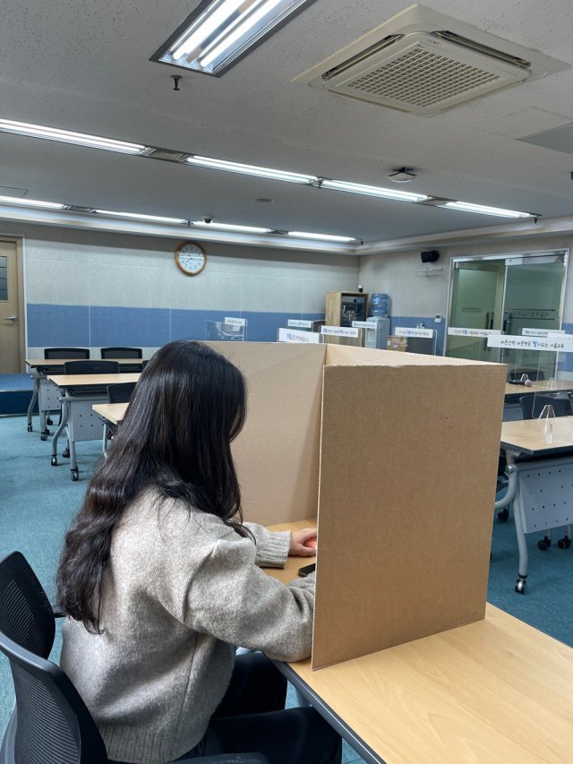 올해 수능 당일 점심시간에만 설치되는 종이 칸막이. 서울시교육청 제공