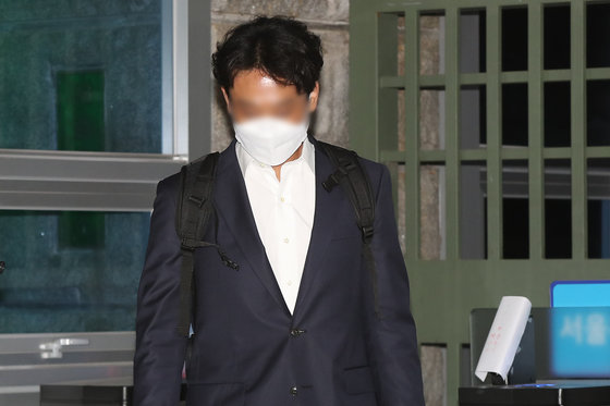 ‘대장동 개발 특혜 의혹’ 당시 성남도시개발공사 전략투자팀장으로 근무한 정민용 변호사가 4일 오전 구속영장이 기각돼 경기 의왕 서울구치소를 나서고 있다. 2021.11.4/뉴스1 © News1