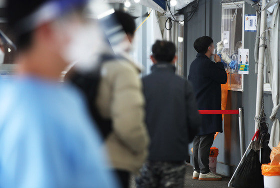 15일 오전 서울 중구 서울역광장에 마련된 임시선별진료소에서 시민들이 검사를 받고 있다.  © News1