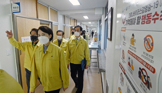 유은혜 부총리 겸 교육부장관(왼쪽에서 두번째)이 조희연 서울시교육감(맨 왼쪽)과 15일 서울 한성과학고 별도시험장을 방문해 대학수학능력시험(수능) 준비 상황을 점검하고 있다. 2021.11.15/뉴스1 © News1