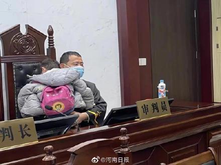 재판 도중 울음을 터뜨린 아이를 안아주고 있는 장즈치 판사. 웨이보 갈무리