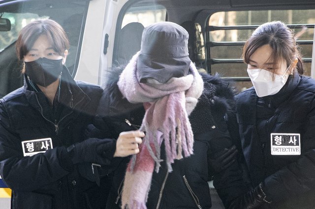 집행유예 기간 중 또다시 마약을 투약했다는 의혹을 받는 황하나 씨가 서울 마포구 서울서부지방법원에서 열린 구속 전 피의자심문(영장실질심사)에 출석하고 있다. 뉴스1