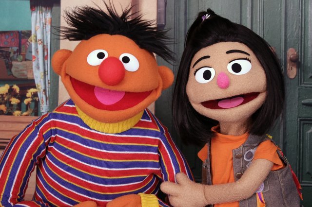 미국의 어린이 프로그램 ‘세서미 스트리트’의 대표 캐릭터 어니(왼쪽)와 새 캐릭터 지영.