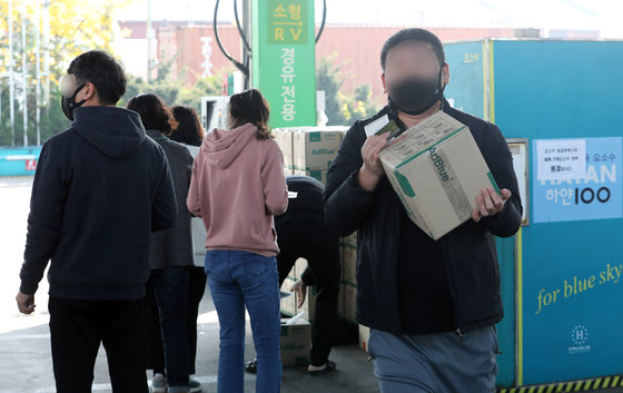 정부가 요소수 180만 리터(ℓ)를 전국 100개 거점 주유소를 통해 순차적으로 공급한다고 밝힌 가운데 인천시민들이 15일 오전 인천시 중구의 한 주유소에서 요소수를 구입하고 있다. 2021.11.15/뉴스1 © News1 정진욱 기자