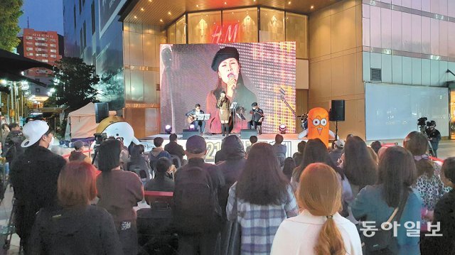 13일 오후 부산 NC백화점 서면점 앞에서 전포커피축제 행사가 열려 많은 인파가 몰렸다. 김화영 기자 run@donga.com