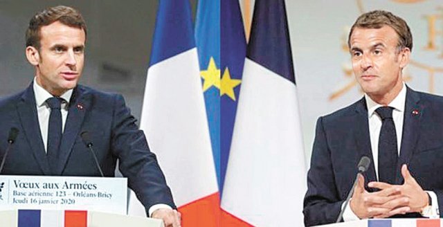 에마뉘엘 마크롱 프랑스 대통령의 과거 연설 모습(왼쪽 사진)과 최근 모습에서 프랑스 국기의 파란색 부분이 짙은 남색으로 바뀐 것이 확인된다. 유럽1 캡처