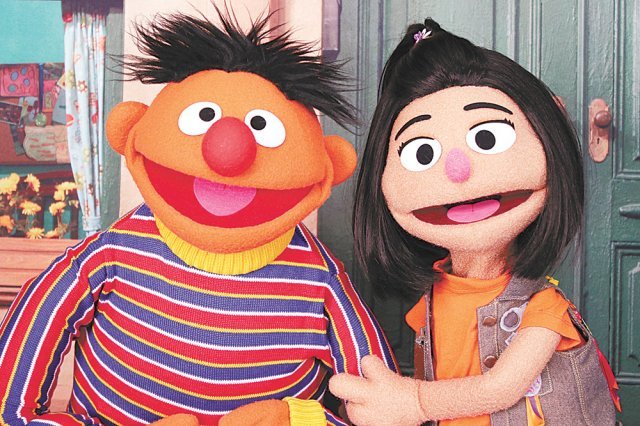 미국의 어린이 프로그램 ‘세서미 스트리트’의 대표 캐릭터 어니(왼쪽)와 새 캐릭터 지영. 뉴욕=AP 뉴시스
