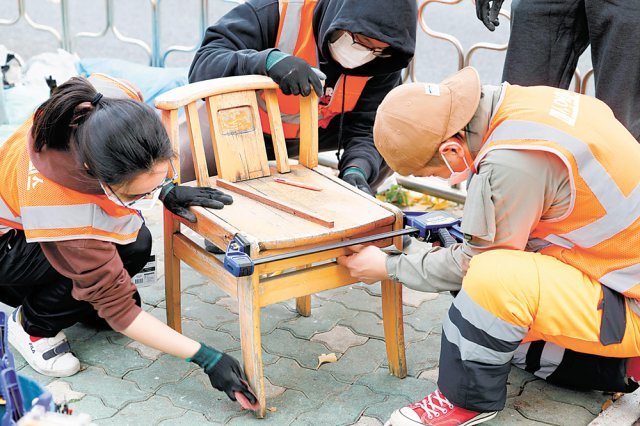 ‘서울아까워캠프’에 참가한 이들이 버려진 의자를 사포로 문지르고 망가진 부분을 고치고 있다. 한국문화예술교육진흥원 제공