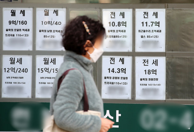 15일 오후 서울 송파구 부동산중개업소에 전세 매물 안내문이 붙어있다. © News1