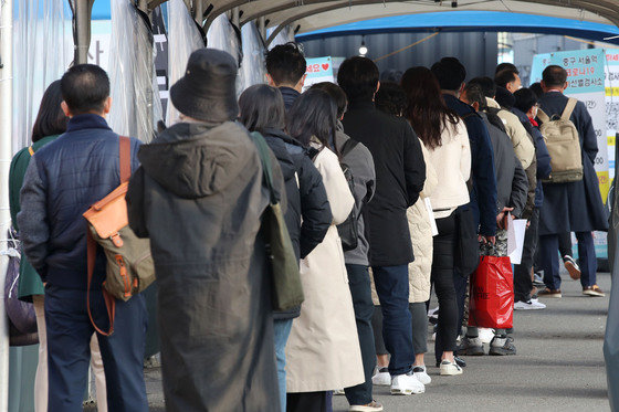 15일 오전 서울 중구 서울역광장에 마련된 임시선별진료소에서 시민들이 검사를 받기 위해 기다리고 있다.  2021.11.15/뉴스1 © News1