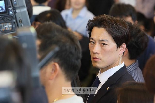 방송인 최영재가 경호원으로 일할 당시 모습. 온라인 커뮤니티 갈무리