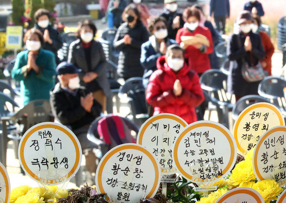 대학수학능력시험(수능)을 사흘 앞둔 15일 서울 종로구 조계사에서 시민들이 수능 합격 기원을 드리고 있다. 2021.11.15/뉴스1 © News1