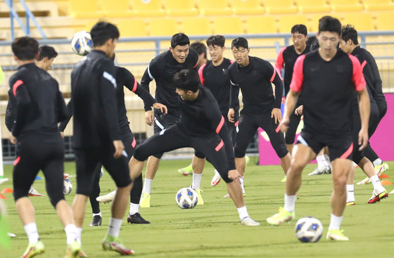 이라크와의 2022 카타르월드컵 아시아 최종예선 A조 6차전을 하루 앞둔 15일(현지시간) 오후 카타르 도하 타니 빈 자심 스타디움에서 대한민국 축구대표팀이 훈련을 하고 있다. 대한민국이 이번 이라크전에서 승리를 가져온다면 카타르 월드컵 본선 진출 가능성은 크게 높아진다. 2021.11.15/뉴스1 © News1