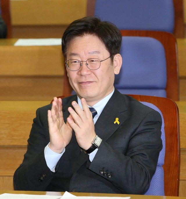 이재명 후보가 성남시장 시절, 국회에서 열린 기본소득 관련 토론회에 참석한 모습.