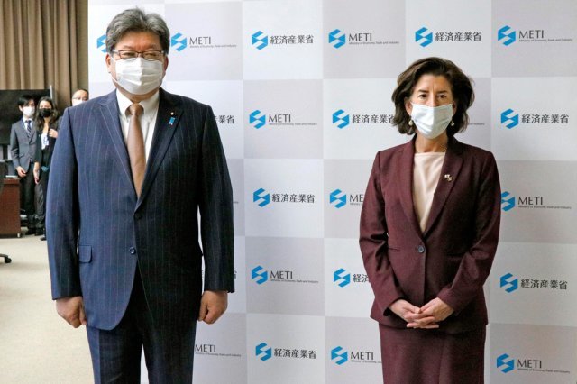 일본을 방문한 지나 러몬도(오른쪽) 미국 상무장관이 15일 도쿄에서 하기우다 고이치 경제산업상과 만나 포토타임을 갖고 있다. 뉴시스