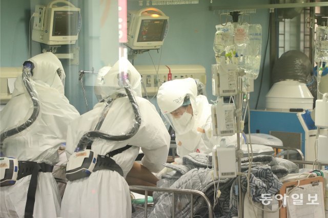 코로나19 전담병원인 경기 평택 박애병원 중환자실에서 의료진들이 환자를 돌보고 있다.