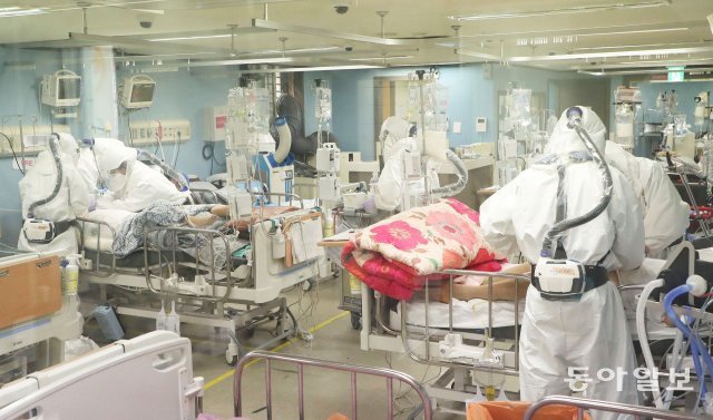 코로나19 전담병원인 경기 평택 박애병원 중환자실에서 의료진들이 환자를 돌보고 있다. 박애병원은 160병상 가운데 90% 가까운 병상이 가동중에 있다.