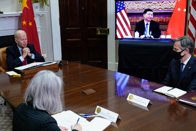조 바이든 미국 대통령이 15일(현지시간) 백악관 루스벨트 룸에서 시진핑 중국 국가주석과 화상 정상회담을 하고 있다. 뉴시스