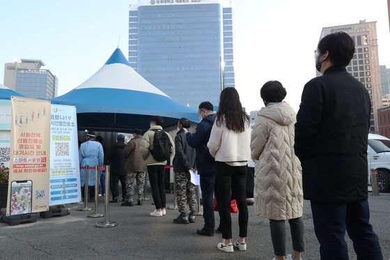 15일 서울 중구 서울역광장에 마련된 임시 선별진료소에서 시민들이 검사를 받기 위해 기다리고 있다. /뉴스1 © News1