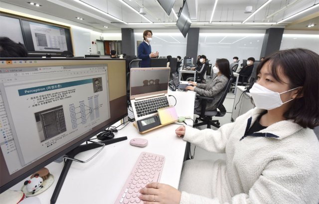16일 대구 북구 영진전문대 일본IT기업주문반 강의실에서 컴퓨터정보계열 학생들이 실습을 하고 있다. 이 학과 40명 전원이 최근 일본 기업에 합격했다. 영진전문대 제공