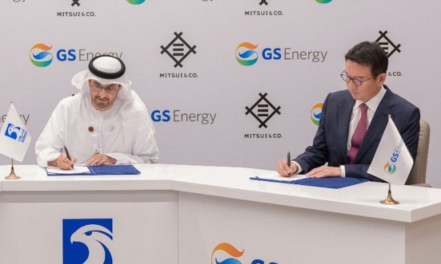 14일(현지 시간) 아랍에미리트(UAE) 아부다비국영석유회사(ADNOC)에서 GS에너지 허용수 사장(오른쪽)과 술탄 알 자비르 ADNOC 총재가 계약서에 서명하고 있다. GS에너지 제공