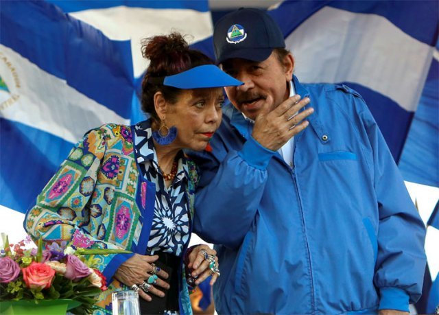 다니엘 오르테가 니카라과 대통령(오른쪽)과 로사리오 무리요 대통령 부인 겸 부통령. 노골적인 야권 탄압과 부정선거 논란 속에 7일 치러진 니카라과 대통령 선거에서 이 부부는 연임에 성공했다. AP 뉴시스