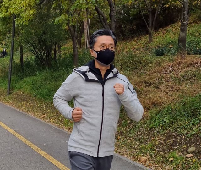 “달리기로 온정 나누세요”라고 강조한 한국도시가스협회 송재호 회장이 ‘도시가스 온런 대회’를 앞두고 달리기 연습을 하고 있다. 한국도시가스협회 제공