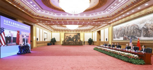 中, 대형 회의실에 대형 스크린 시진핑 중국 국가주석(오른쪽 테이블의 가운데)이 16일(미국 동부 시간 15일) 
베이징 인민대회당 내 둥다팅(東大廳·동쪽 홀)에서 조 바이든 미국 대통령에게 손을 들어 인사하고 있다. 미국과 달리 대형 회의실에
 대형 스크린을 설치해 진행했다. 시 주석과 스크린 사이의 공간이 텅 비어 있다. 베이징=신화 뉴시스