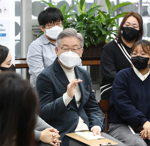 더불어민주당 이재명 대선 후보(앞줄 가운데)가 16일 서울 서대문구의 한 문화공간에서 청소년·청년 기후위기 활동가들과 간담회를 하고 있다. 사진공동취재단
