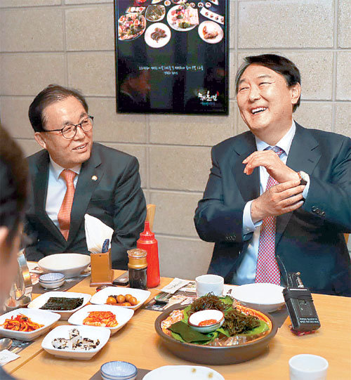 국민의힘 윤석열 대선 후보(오른쪽)가 16일 서울 여의도의 한 음식점에서 국민의힘 의원들과 오찬을 하고 있다. 윤 후보 왼쪽은 이채익 의원. 사진공동취재단