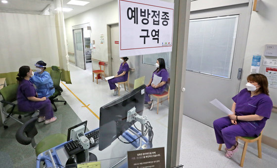 코로나19 치료병원 종사자들에 대한 부스터샷(추가접종)이 시작된 12일 충북 청주시 오송읍 베스티안병원에서 의료진들이 백신 접종을 하고 있다. 2021.10.12/뉴스1 © News1