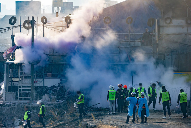 15일 오전 서울 성북구 사랑제일교회에서 6차 명도집행이 진행되자 교인들이 집행인력과 대치하고 있다. 2021.11.15/뉴스1 © News1