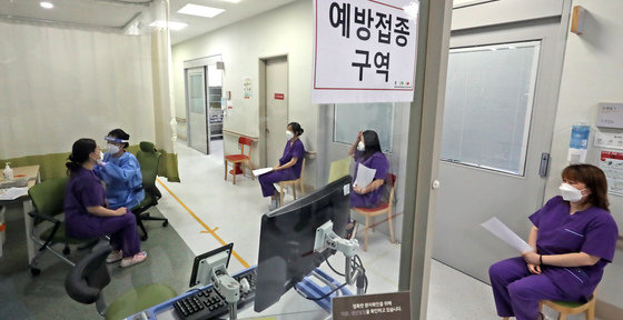 코로나19 치료병원 종사자들에 대한 부스터샷(추가접종)이 시작된 12일 충북 청주시 오송읍 베스티안병원에서 의료진들이 백신 접종을 하고 있다. 2021.10.12/뉴스1 © News1 장수영 기자