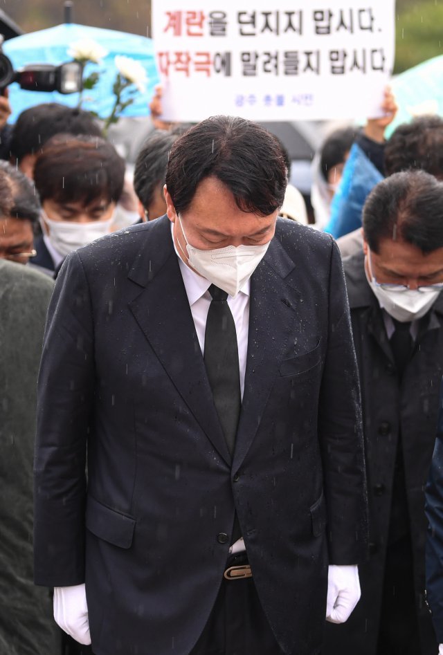 국민의힘 윤석열 대선 후보가 지난 10일 광주 국립5·18민주묘지를 찾아 묵념하고 있다.  광주=사진공동취재단
