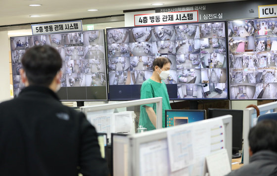 15일 오전 경기도 평택시 박애병원 상황실에서 관계자들이 CCTV를 이용하여 코로나19 환자를 돌보고 있다. 2021.11.15/뉴스1 © News1