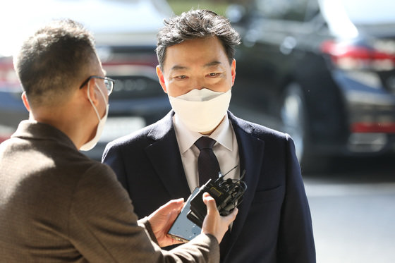 김오수 검찰총장이 17일 오전 대구수성구 범어동 대구검찰청사에 도착해 취재진의 질문에 답하고 있다. 2021.11.17/뉴스1 © News1