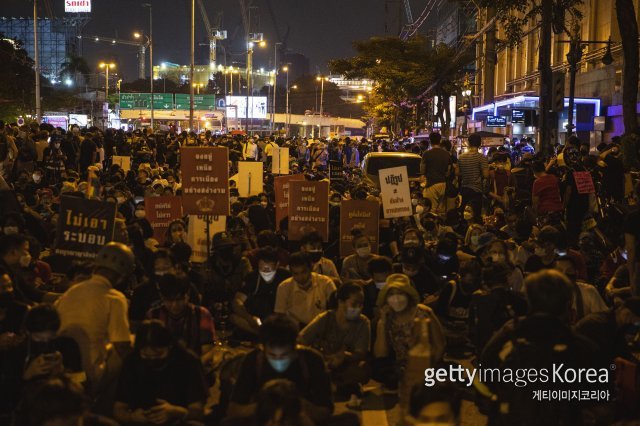 지난 14일 태국 방콕에서 군주제 개혁 시위대가 시위 도중 길 한복판에 앉아있다. ⓒ(GettyImages)/코리아