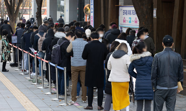 신규 코로나19 확진자가 3187명 발생한 17일 오전 서울 송파구보건소에 마련된 신종코로나바이러스 감염증(코로나19) 선별진료소를 찾은 시민들이 검체검사를 받기 위해 줄을 서 있다.2021.11.17/뉴스1 © News1