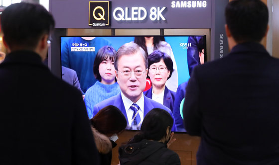 2019년 11월19일 오후 서울역 대합실에서 시민들이 문재인 대통령의 ‘국민과의 대화’를 시청하고 있다.2019.11.19/뉴스1 © News1