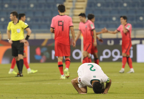 16일(현지시간) 오후 카타르 도하 타니 빈 자심 스타디움에서 열린 ‘2022 카타르월드컵 아시아 최종예선 A조 6차전’ 대한민국과 이라크의 경기에서 3:0으로 패배한 이라크 선수가 잔디에 엎드려 있다. 2021.11.17/뉴스1 © News1