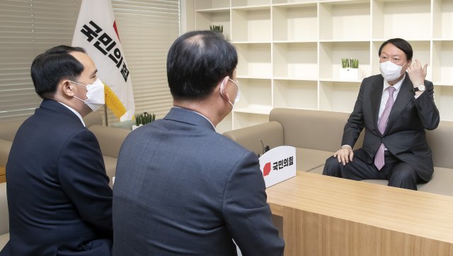 윤석열 국민의힘 대선후보(오른쪽)가 17일 오전 순국선열의 날을 맞아 서울 여의도 당사에서 최원일 전 천안함 함장(왼족)과 고(故) 이상희 하사의 부친인 이성우 유족회장을 면담하고 있다. 2021.11.17/뉴스1