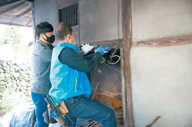 전남 곡성군 희망복지 기동서비스 자원봉사자들이 11일 목사동면 대곡리를 찾아 홀몸노인 주택에서 전기 안전 점검과 수리를 해주고 있다. 곡성군 제공