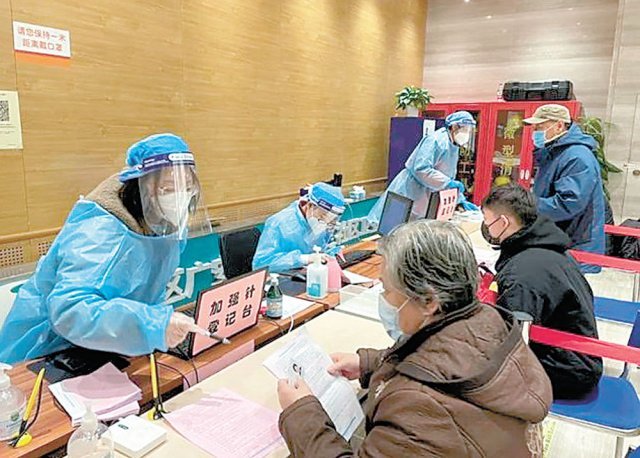 신종 코로나바이러스 감염증(코로나19) 3차 접종(부스터샷)을 하려는 중국인들이 접종소에서 서류를 작성하고 있다. 사진 출처 웨이보