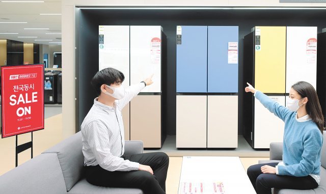 롯데하이마트 메가스토어 잠실점을 찾은 소비자들이 인테리어 냉장고를 살펴보고 있다.