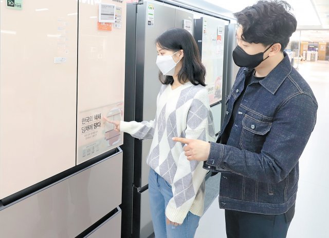 롯데하이마트 메가스토어 잠실점에서 소비자들이 컬러 김치냉장고를 고르고 있다.