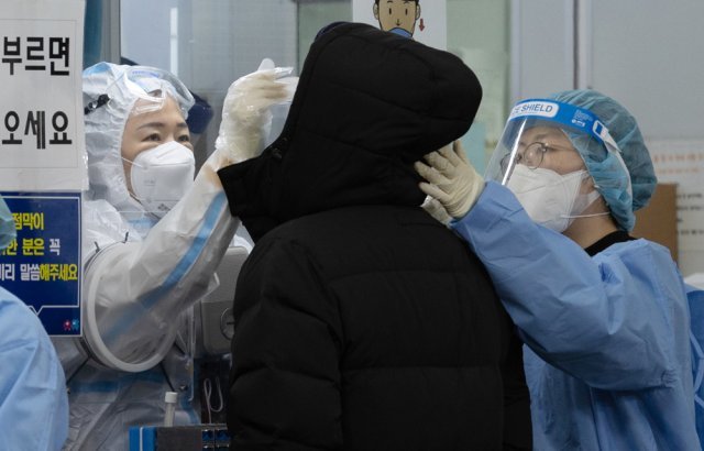 신규 코로나19 확진자가 3187명 발생한 17일 오전 서울 송파구보건소에 마련된 신종코로나바이러스 감염증(코로나19) 선별진료소를 찾은 한 시민이 검체검사를 받고 있다. 2021.11.17/뉴스1